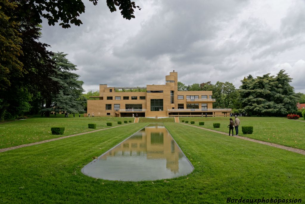 Dessiné aussi par Mallet-Stevens, le parc est bâti en lignes géométriques dont un miroir d'eau de 72 m de long dans lequel se reflète le bâtiment.